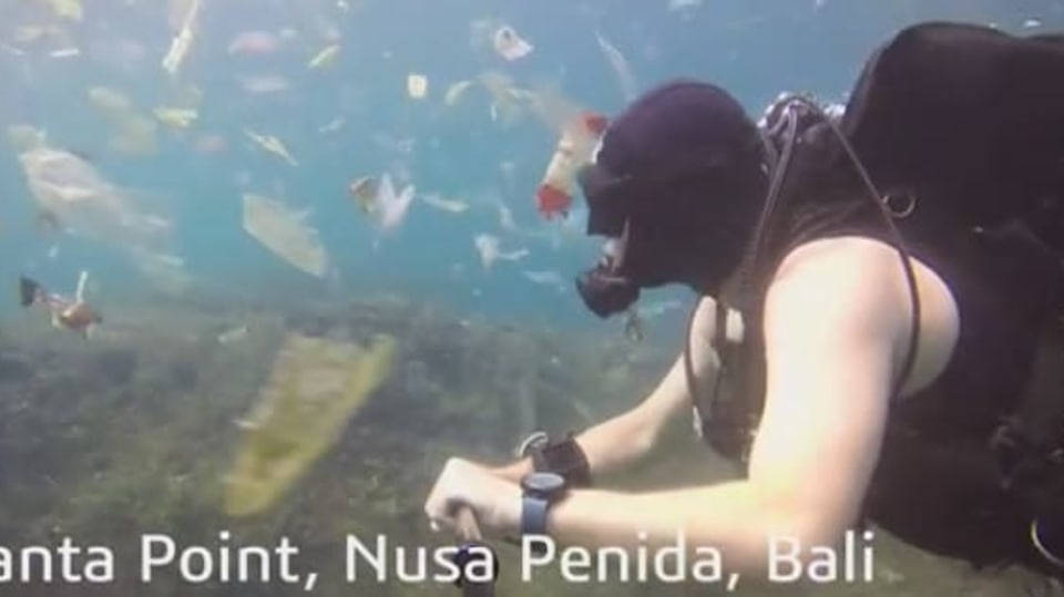 VIDEO: Krásy Bali? Britský potápěč zvěčnil moře plné plastů